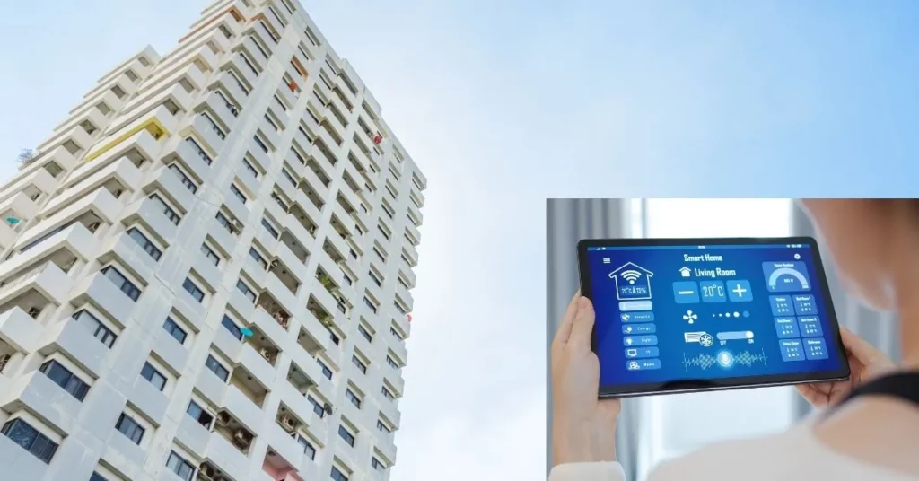 Persona controlla impianti condominiali smart da tablet con edificio moderno sullo sfondo